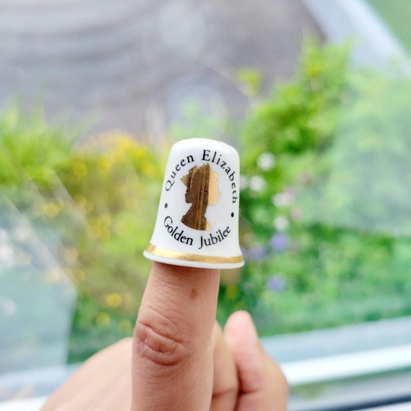 Vintage Queen Elizabeth II Queen's Golden Jubilee Fine Bone China Thimble - Picture 5 of 7